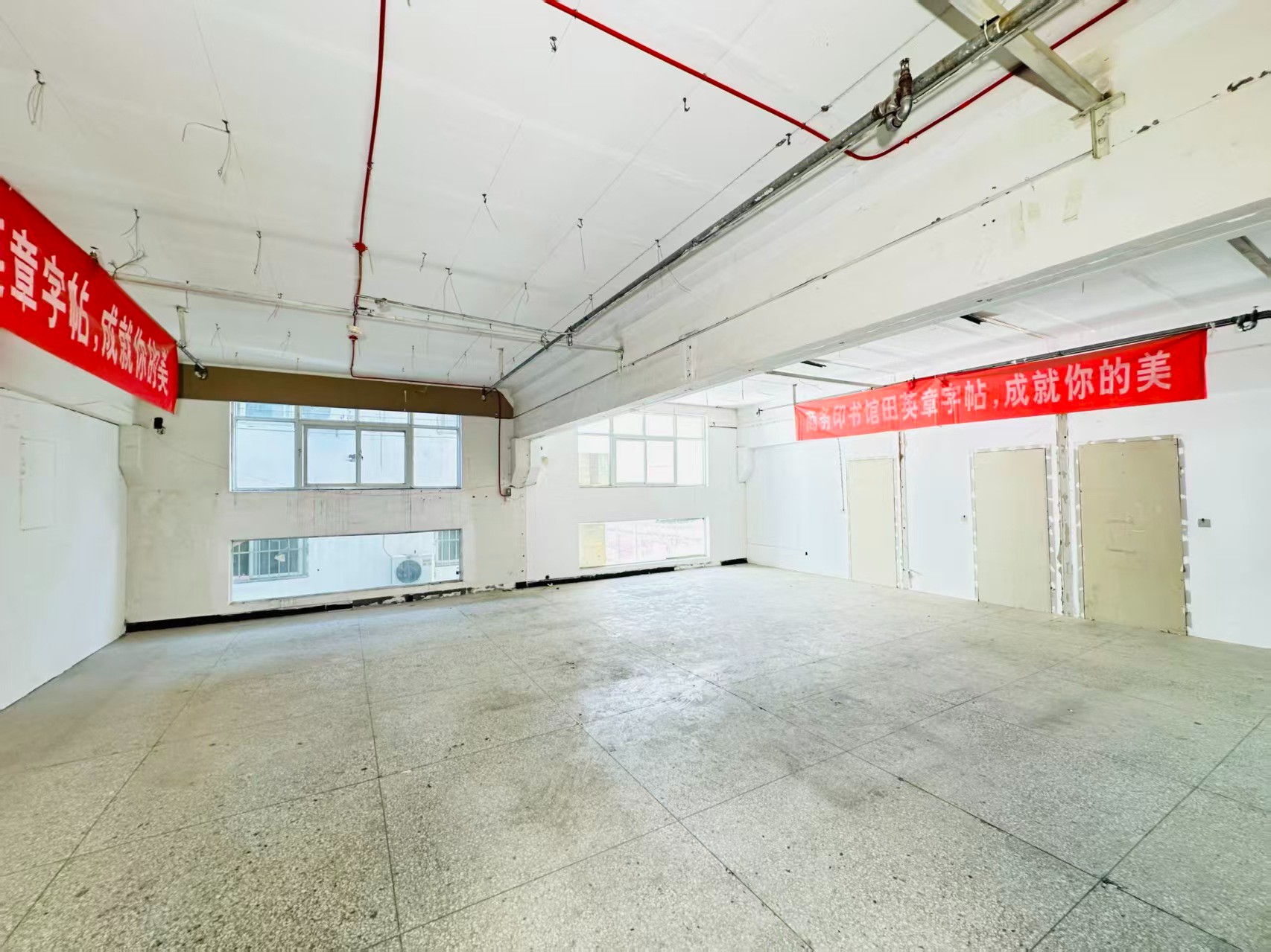 吉林路重点吸引人工智能应用、数字经济、电商直播、智能制造服务、软件开发、科技创新企业及创业团队入驻